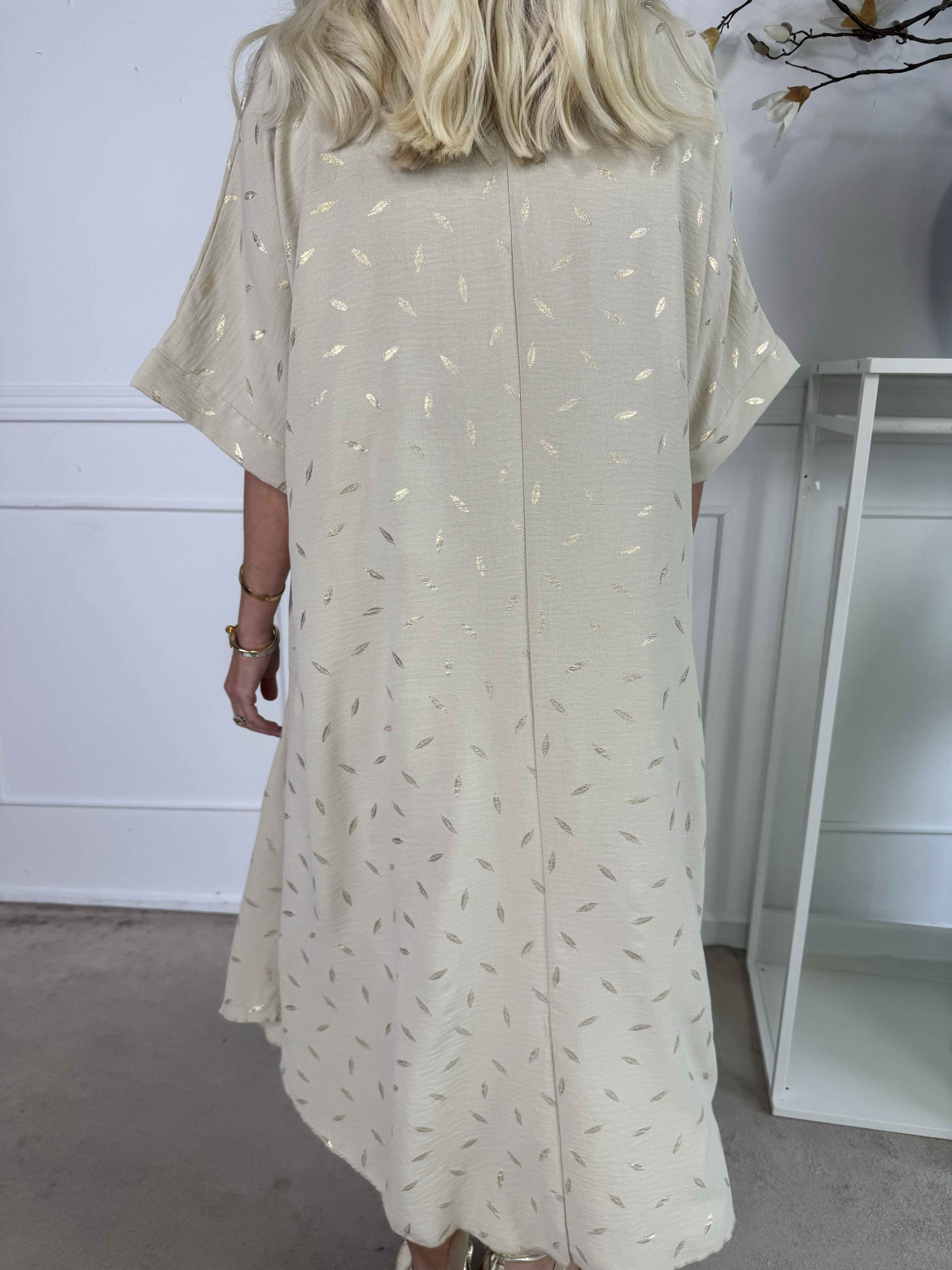 Valentina - Söt klänning med fina guldblad som detaljer